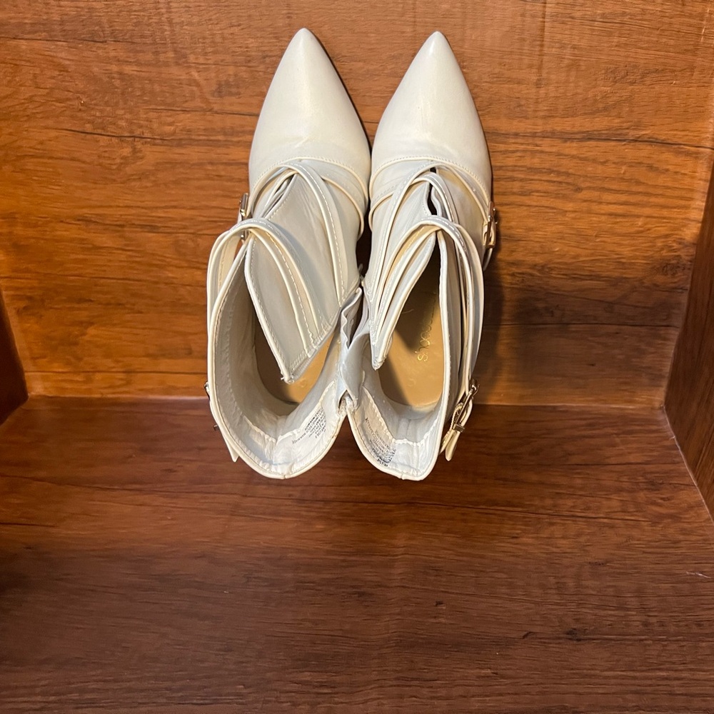 Chic White Heeled Booties - Picture 5 of 9